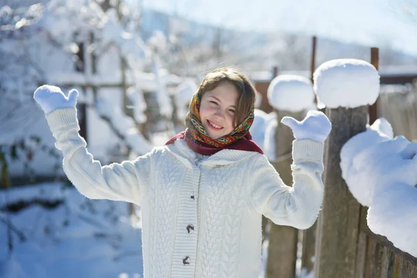 Uma Menina Aparência Europeia Aldeia Fica Rua Inverno Fora Geada — Fotografia de Stock