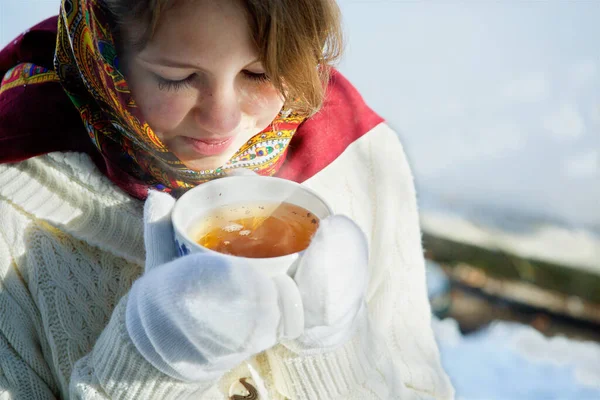 Dziewczyna Europejskim Wyglądzie Wiosce Jest Ulicy Gorącą Filiżanką Ciepłej Herbaty — Zdjęcie stockowe