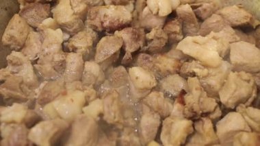 Yakın plan et kızartması. Büyük bir kasede yemek pişirmek. Yemek ve yemek tarifi kavramı..