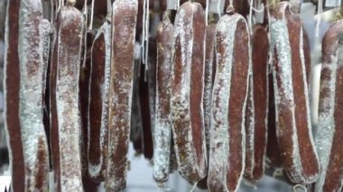 Buzdolabında sosisler asılı. Et işleme fabrikası. Yiyecek deposu. Sosis ürünleri üretimi.