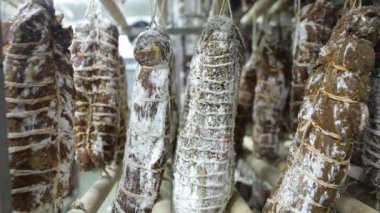 Buzdolabında sosisler asılı. Et işleme fabrikası. Yiyecek deposu. Sosis ürünleri üretimi.