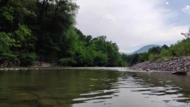 Nehrin, ormanın ve gökyüzünün güzel manzarası. Zaman ayarlı. Doğal fenomen.