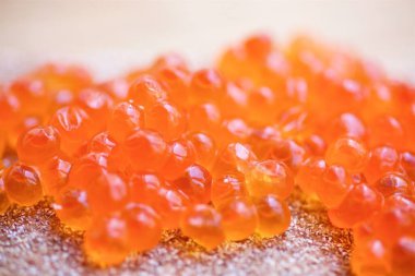 Tahtadaki ince düz ekmek ve kırmızı havyar..