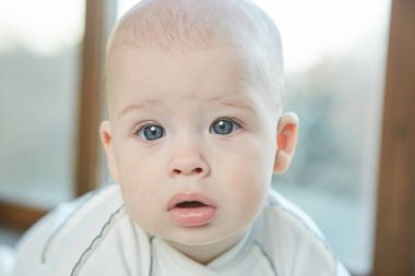 Yeni doğmuş güzel erkek bebek yatak odasında. Yeni doğmuş bir bebek yatakta dinleniyor. Küçük çocuklar için çocuk odası. Çocuklar için tekstil ve çarşaf. Aile sabahı evde..