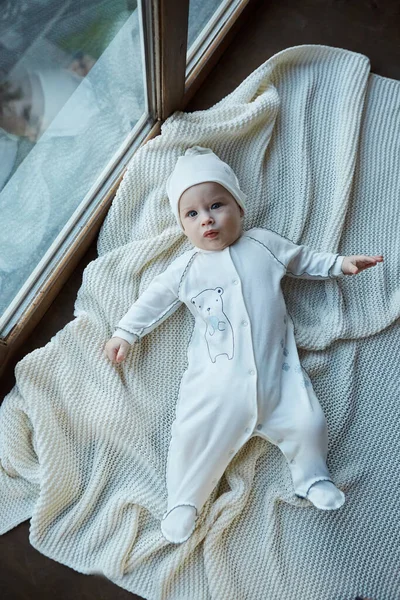 Malý Chlapec Leží Měkkém Povrchu — Stock fotografie