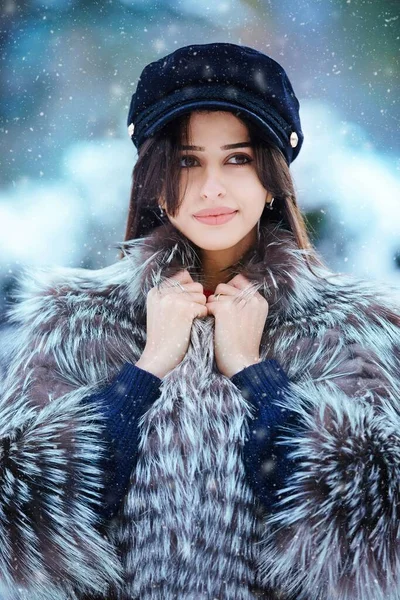 Girl Fashionable Winter Clothes Stands Background Winter Landscape Snow Concept — Stockfoto