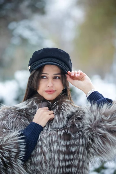 Egy Divatos Téli Ruhás Lány Áll Téli Táj Hátterében Hóval — Stock Fotó