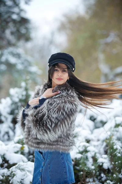 Girl Fashionable Winter Clothes Stands Background Winter Landscape Snow Concept — Stockfoto