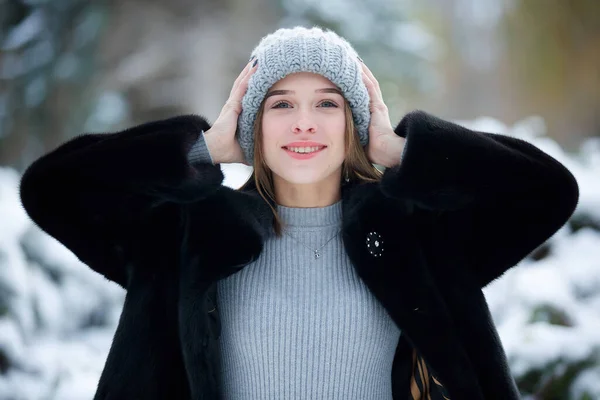 Dziewczyna Modnych Zimowych Ubraniach Stoi Tle Zimowego Krajobrazu Śniegiem Koncepcja — Zdjęcie stockowe