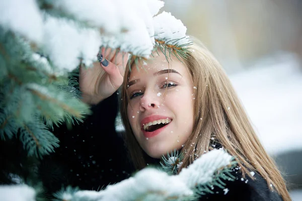 Uma Menina Roupas Inverno Moda Está Contra Pano Fundo Uma — Fotografia de Stock