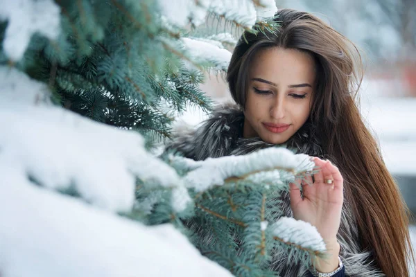 Flicka Fashionabla Vinterkläder Står Mot Bakgrund Ett Vinterlandskap Med Snö — Stockfoto