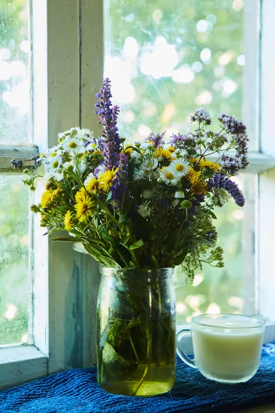 Ein Strauß Frühlingsblumen Steht Einem Glas Fenster Daneben Steht Eine — Stockfoto