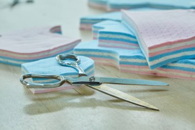 Endüstriyel dikiş ya da atölye. Elbise dikmek veya kesmek için makas ve kumaş yığını.