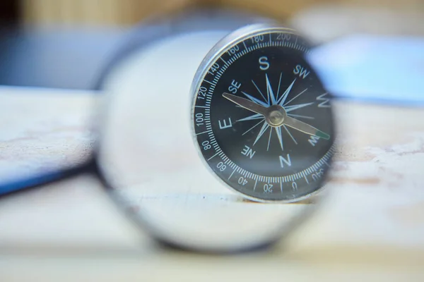 Lupa Stole Zvětšuje Kompas Zaměření Stupnici Kompasu Koncepce Cestování Cestovního — Stock fotografie