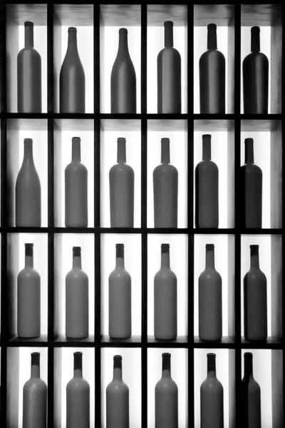 Černobílý Obraz Stejné Bílé Láhve Alkoholu Jsou Umístěny Polici Zadním — Stock fotografie