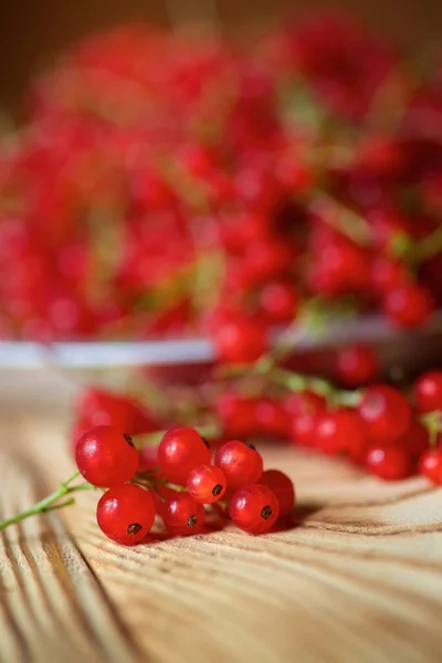 Красная Сочная Смородина Лежит Деревянном Столе Тарелке Плоды Ягоды — стоковое фото