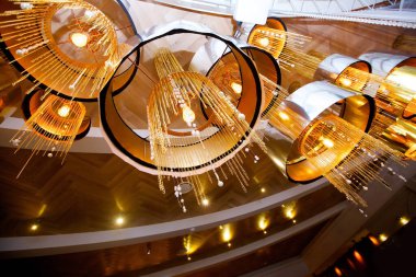 Tavan avizesi klasik klasik moda gölgelerin şeklidir..