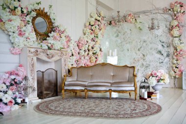 Çatı katında bir oda, çiçeklerle klasik..