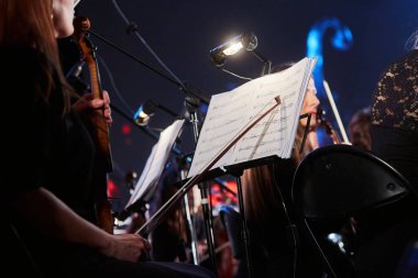 Müzik bir senfoni orkestrasında sahnede duruyor. Bir müzisyen için nota kağıdı. Kültür ve sanat kavramı.