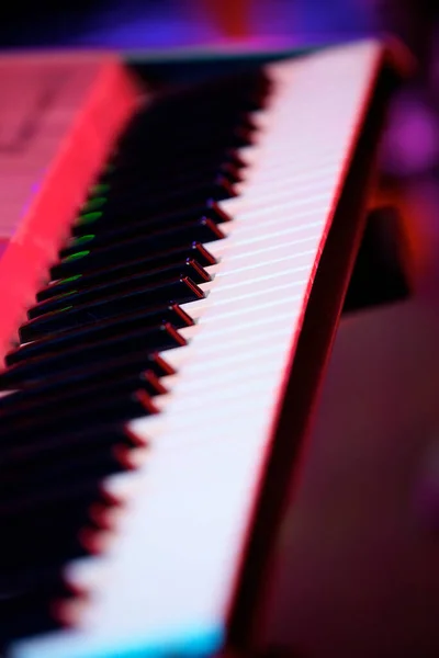 Elektronischer Keyboard Musikinstrumentensynthesizer Nahaufnahme Schwarzer Und Weißer Tasten Das Konzept — Stockfoto