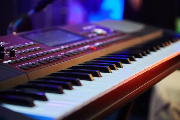 Elektronischer Keyboard Musikinstrumentensynthesizer Nahaufnahme Schwarzer Und Weißer Tasten Das Konzept — Stockfoto