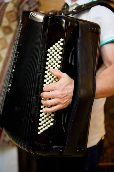 Musikinstrument Akkordeon Den Händen Eines Männlichen Musikers Das Konzept Von — Stockfoto