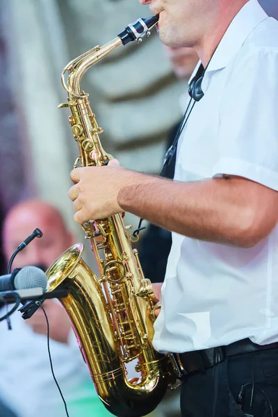Saksofon Instrumentu Muzycznego Rękach Artysty Koncepcja Koncertu Jazzu Lub Muzyki — Zdjęcie stockowe