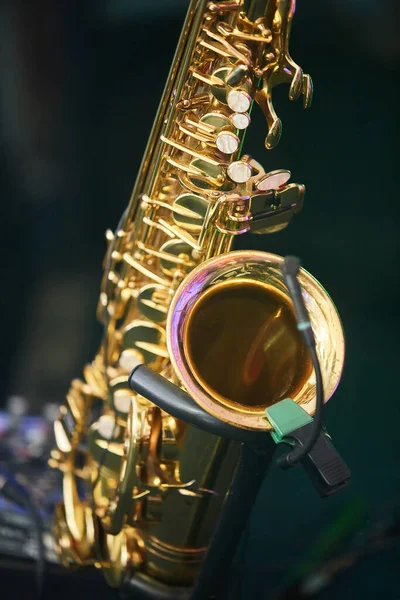 Müzikal Enstrüman Saksafonu Sanatçının Elinde Konser Caz Veya Klasik Müzik — Stok fotoğraf