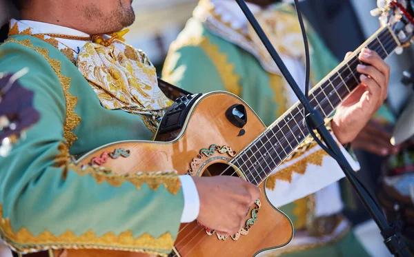 Bir Erkek Müzisyenin Ellerinde Telli Müzik Aleti Akustik Gitar Kültür — Stok fotoğraf