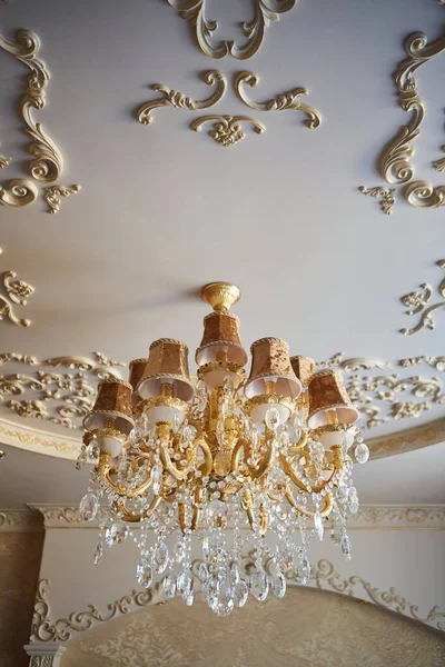 キャンドル型ランプとクリスタルとガラスで作られた古典的なヴィンテージスタイルの形状の天井シャンデリア ロイヤリティフリーのストック写真