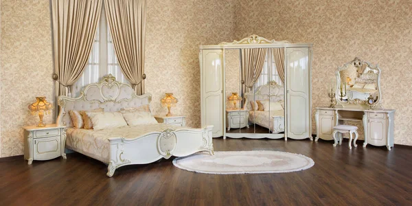 高価なエグゼクティブベッドルーム 家具セット ベッドサイドテーブル ワードローブ 鏡付きドレッサー付きのベッドルーム ストックフォト