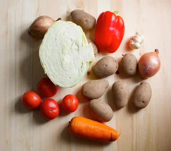 Ulusal çorba çorbası pişirmek için sebzeler. Bir dizi tarif malzemesi. Ev yapımı organik yiyecekler.