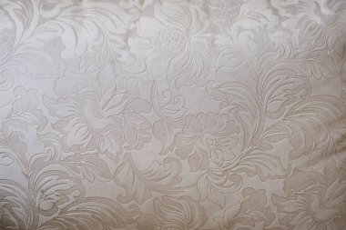 Parşömen desenli gri renkli kumaş kanepe ve çiçek süsü