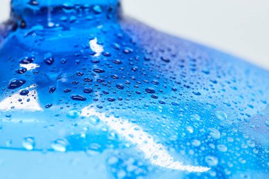 Plastik bir şişenin yüzeyine su damlıyor. Temiz ekolojik içme suyu kavramı.