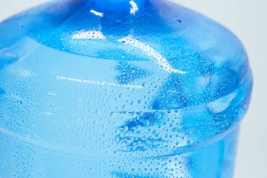 Plastik bir şişenin yüzeyine su damlıyor. Temiz ekolojik içme suyu kavramı.