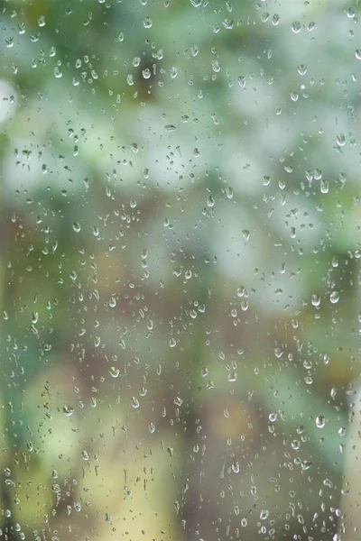 雨滴或冷凝在玻璃杯上 这是一个寒冷的秋天或冬天 — 图库照片