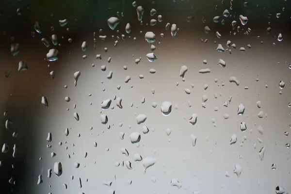 雨滴或冷凝在玻璃杯上 这是一个寒冷的秋天或冬天 — 图库照片