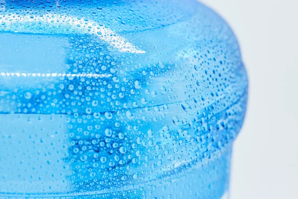 Gotas Agua Superficie Una Botella Plástico Concepto Agua Potable Ecológica —  Fotos de Stock