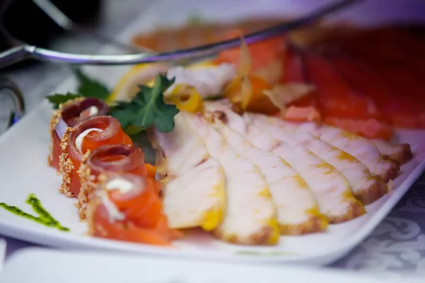 Їжа Ресторані Рибна Страва Різання Різних Видів Риби Морепродуктів Тарілці — стокове фото