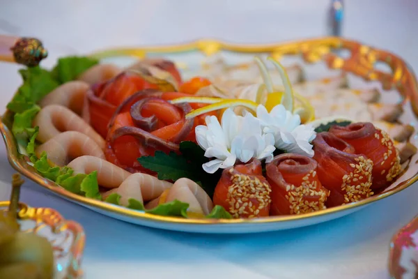 不同种类的鱼和海鲜放在盘子里的餐馆里的食物 — 图库照片