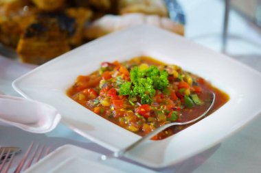 Sos ve diğer sebze ve otlarla birlikte lobi fasulye çeşitleri..