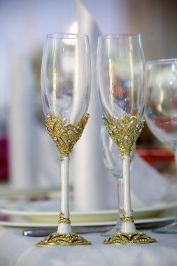 Şampanya ya da şarap için iki düğün kadehi. Kutlama içkileri ve düğün masasının düzeni..