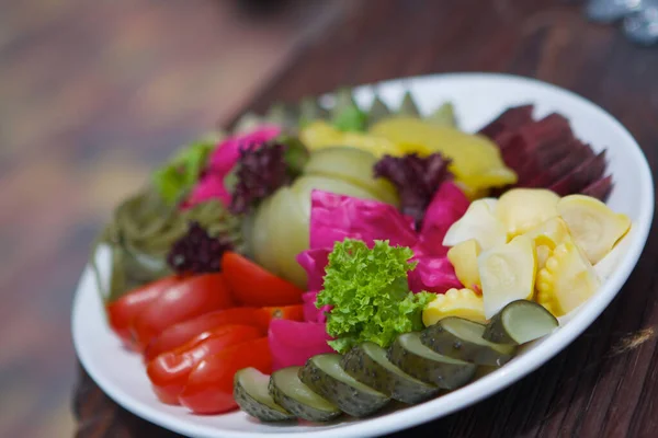 Pokrojone Plasterki Marynowanych Solonych Warzyw Leży Talerzu Restauracji — Zdjęcie stockowe