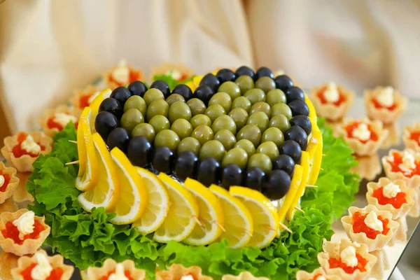 Salada Decorada Com Limões Azeitonas Prato Preparado Pelo Chef Restaurante — Fotografia de Stock