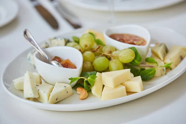 Différents Assortiments Fromage Sur Une Assiette Menus Pour Restaurants Cafés — Photo