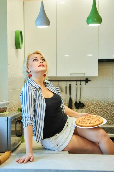 Fille Dans Cuisine Fait Une Tarte Femme Foyer Est Occupée — Photo