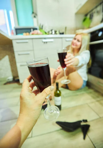 Een Huisvrouw Keuken Vloer Drinkt Wijn Tweede Vrouwelijke Hand Met — Stockfoto