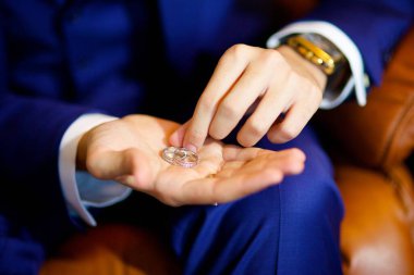 güçlü erkek elleri ve objeler