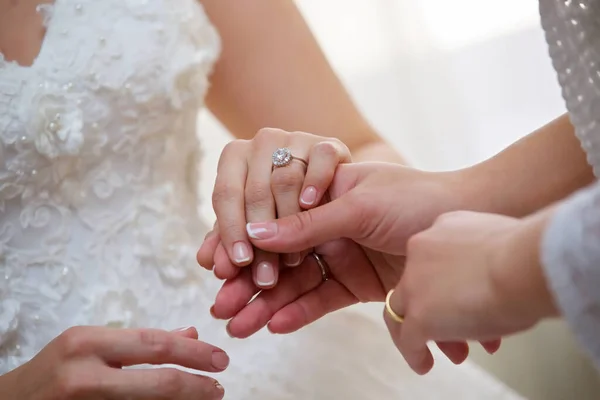 母の手は花嫁をイメージして娘の手を握っている 母の愛 結婚式の伝統と習慣 — ストック写真