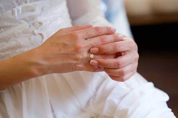 エレガントな女性の手の花嫁の白いドレス — ストック写真